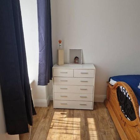 Beautiful 1-Bed Apartment In Корк Экстерьер фото