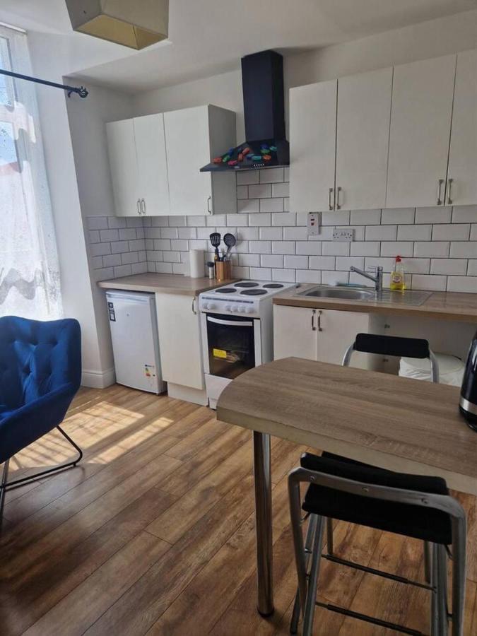 Beautiful 1-Bed Apartment In Корк Экстерьер фото