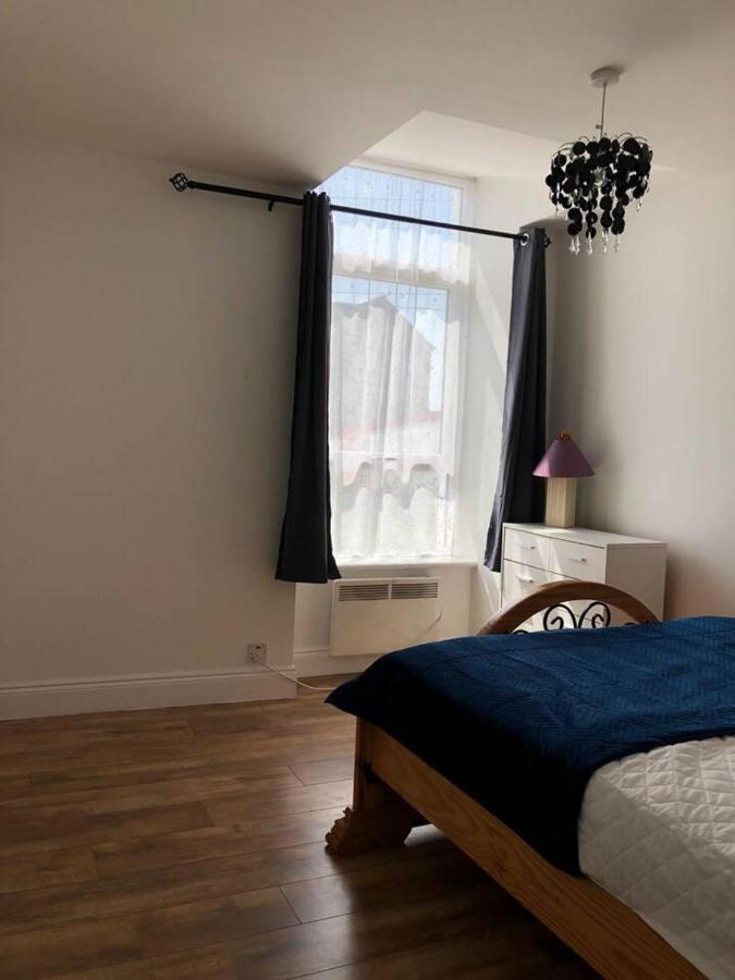 Beautiful 1-Bed Apartment In Корк Экстерьер фото