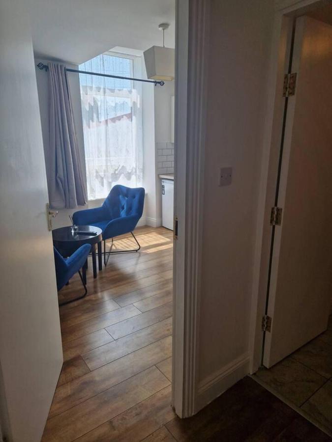 Beautiful 1-Bed Apartment In Корк Экстерьер фото