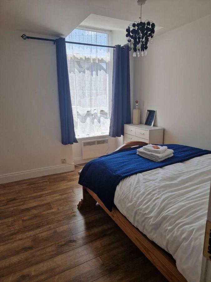 Beautiful 1-Bed Apartment In Корк Экстерьер фото