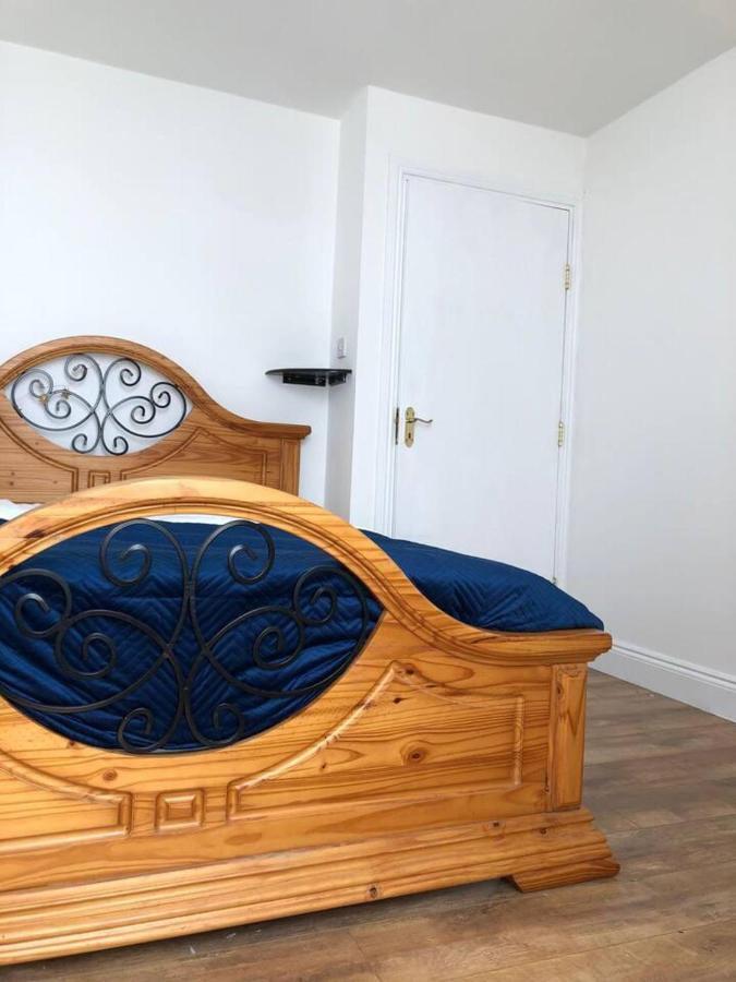 Beautiful 1-Bed Apartment In Корк Экстерьер фото